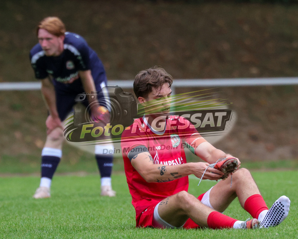 Bünder SV - VfL Holsen | Auf dem Bild zu sehen: rot Bünder SV: Nicolai König ; blau VfL Holsen: Jendrik Josef SchwarzBünder SV, VfL Holsen, Saison 26/27, Kreisliga A, Bünde, Deutschland - Realisiert mit Pictrs.com