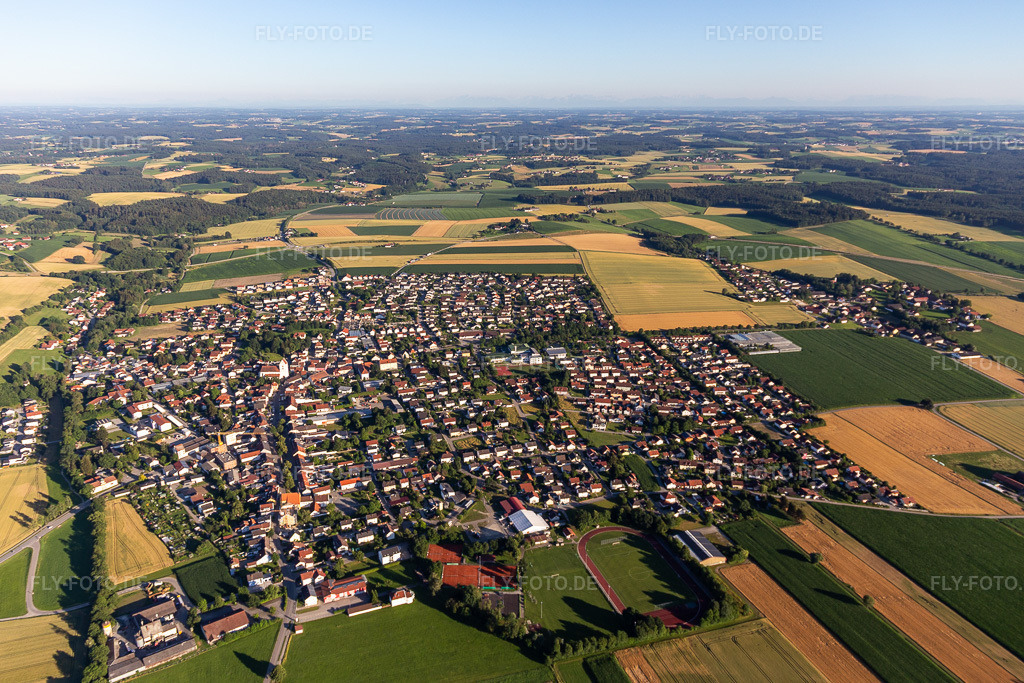 Luftbild:  in Reisbach im Bundesland Bayern in Deutschland. – Foto: IMG_132798.jpg vom 02.07.2022 durch Werner Riehm/FLY-FOTO.de – Auflösung des Originals: 5209 x 3472 px – www.reisbach.de