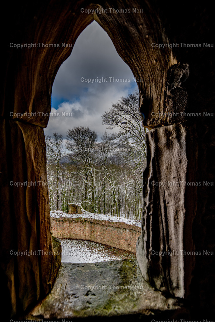 Winter-Schloss-Auerbach-Thomas_Neu_Fotografie-57 | Winterzauber auf Schloss Auerbach: Die historische Burgruine hoch über der Bergstraße zeigt sich im Schnee von ihrer beeindruckendsten Seite. Der Blick über die Rheinebene, der mächtige Wehrturm und die markante Schwarzkiefer machen das Schloss zu einem der schönsten Wintermotive im Odenwald. Entdecken Sie die faszinierende Kombination aus Geschichte, Natur und einzigartiger Winteratmosphäre., Bild: Thomas Neu