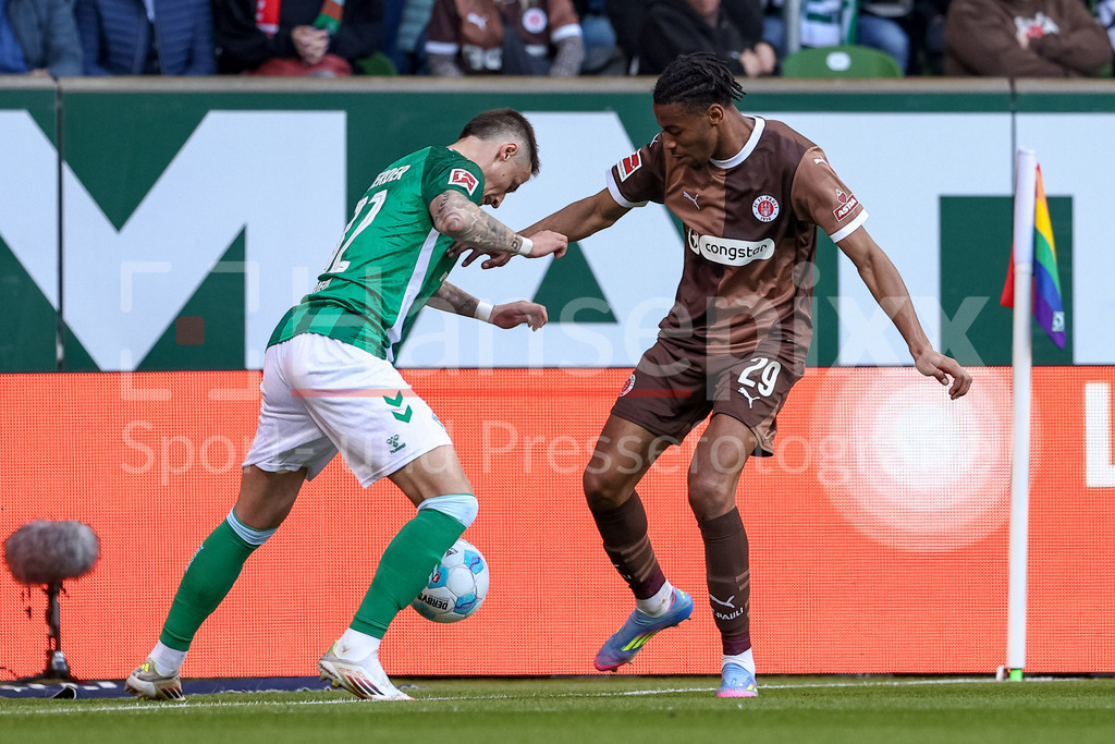 Fussball, Bundesliga, SV Werder Bremen - FC St. Pauli | v.li.: Marco Friedl (SV Werder Bremen, 32) und Morgan Guilavogui (FC St. Pauli, 29) im Zweikampf, Duell, Dynamik, Aktion, Action, Spielszene, DIE DFL-RICHTLINIEN UNTERSAGEN JEGLICHE NUTZUNG VON FOTOS ALS SEQUENZBILDER UND/ODER VIDEOÄHNLICHE FOTOSTRECKEN. DFL REGULATIONS PROHIBIT ANY USE OF PHOTOGRAPHS AS IMAGE SEQUENCES AND/OR QUASI-VIDEO.