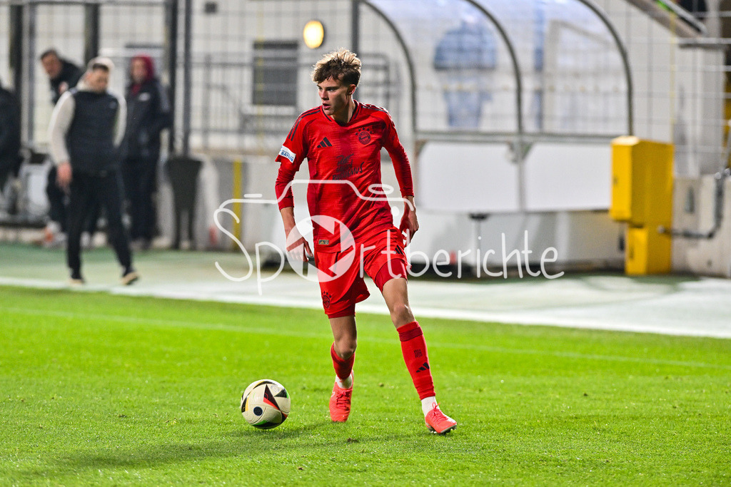 FC Bayern Amateure - FC Augsburg II | am Ball Jonathan Asp JENSEN (FC Bayern München II #11) / Einzelfoto / Freisteller / Regionalliga Bayern: FC Bayern Muenchen II - FC Augsburg II, Gruenwalder Stadion am 14.03.2025