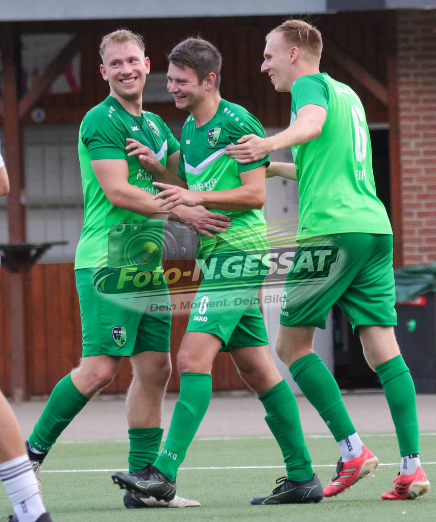 SC Bünde - TuS Bexterhagen | Auf dem Bild zu sehen: grün SC Bünde: ; weiß TuS Bexterhagen:  SC Bünde, TuS Bexterhagen, Saison 26/27, Testspiel, Hunnebrock, Deutschland - Realisiert mit Pictrs.com