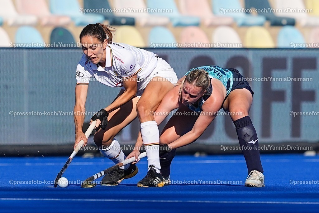xydrx11082502025 | 11.08.2025, xydrx, Frauen EuroHockey Championship 2025, Gruppenphase, Gruppe B, England - Belgien, Sparkassenpark Mönchengladbach: Judith Van der Meiren (BEL #7) im Zweikampf gegen Sophie Hamilton (ENG #23)