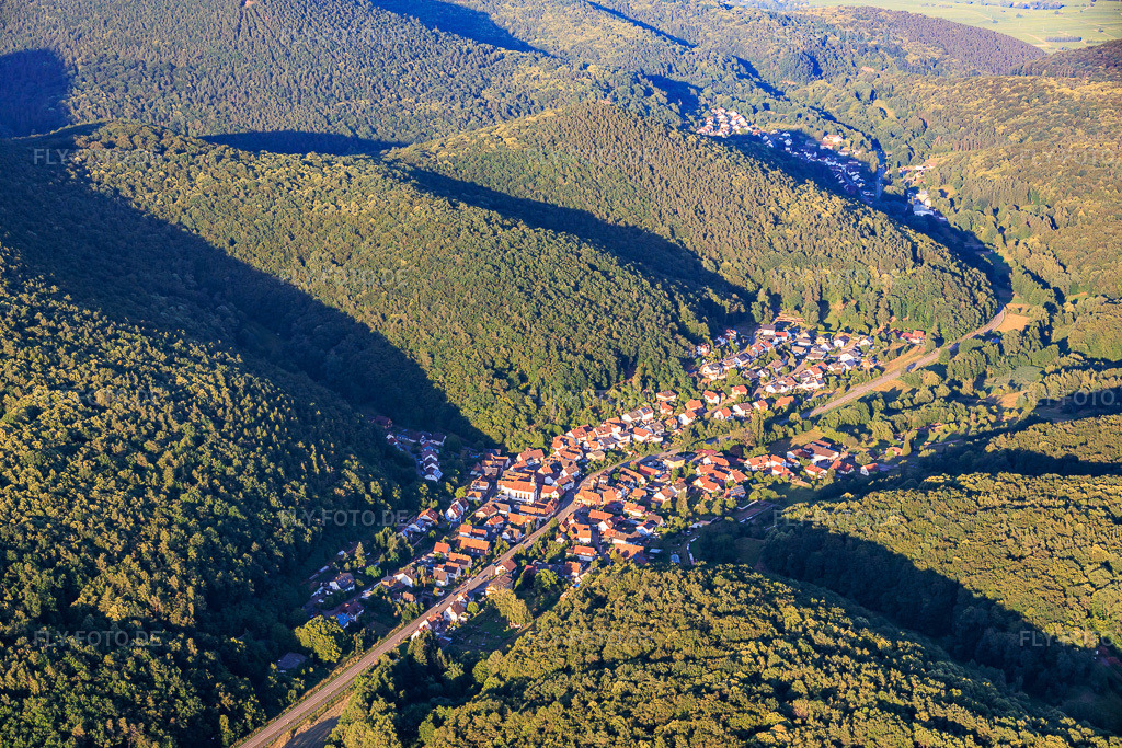 Luftbild: Ortsansicht aus Westen in Waldrohrbach im Bundesland Rheinland-Pfalz in Deutschland. – Foto: IMG_157770.jpg vom 18.06.2026 durch Werner Riehm/FLY-FOTO.de – Auflösung des Originals: 6000 x 4000 px