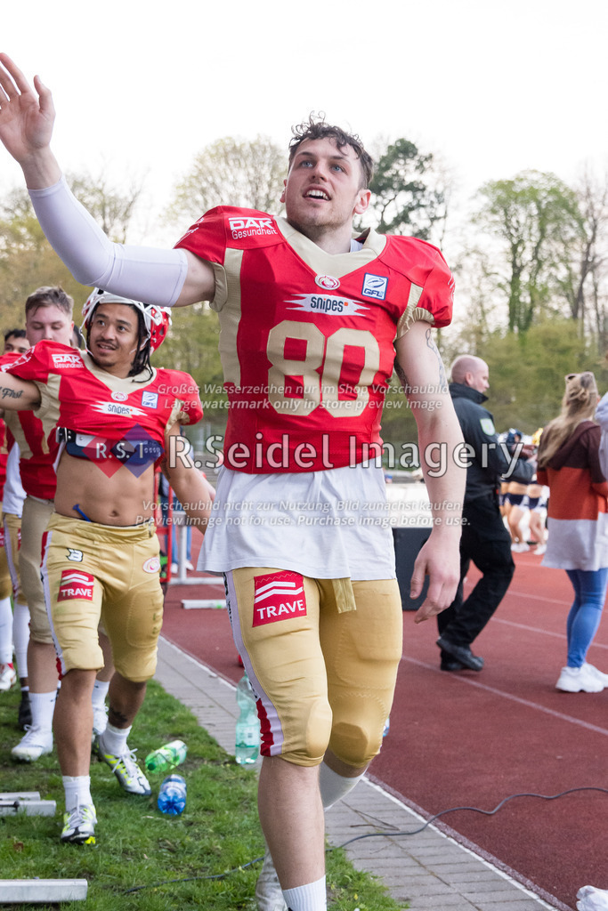 American Football, Pre-Season 2023, Testspiel, Lübeck Cougars - Hamburg Blue Devils, Buniamshof (Lübeck), 22.04.2023 | Paul Mäusling (#80, Cougars, WR) klatscht die Fans ab