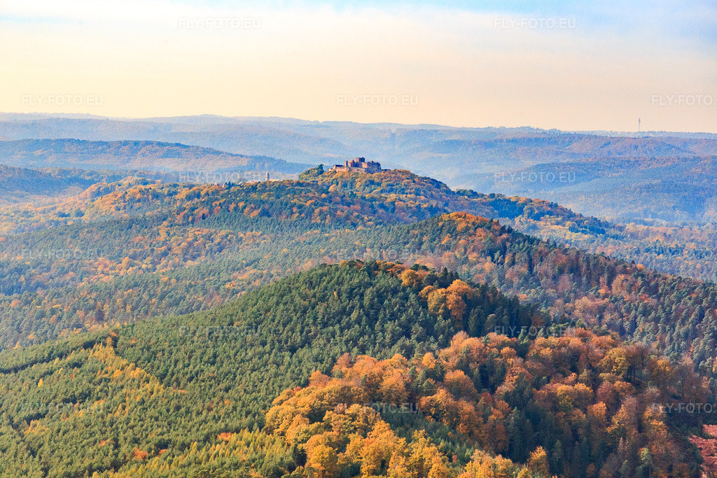 Vue aérienne: Château de Lichtenberg à Lichtenberg dans le département Bas Rhin, France – .Photo: IMG_084806.jpg prise le 24/10/2015 par Werner Riehm/FLY-FOTO.eu – Résolution de l'original: 5472 x 3648 px – Visiter le château de Lichtenberg dans les Vosges du Nord - Alsace