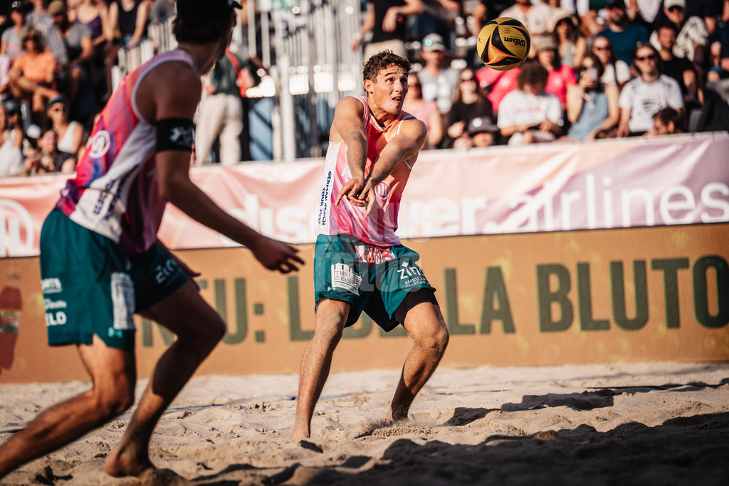Beachvolleyball | Männer | Deutsche Meisterschaften 2025 Timmendorfer Strand | 04.09.2025 | Hennes Nissen nimmt den Ball an