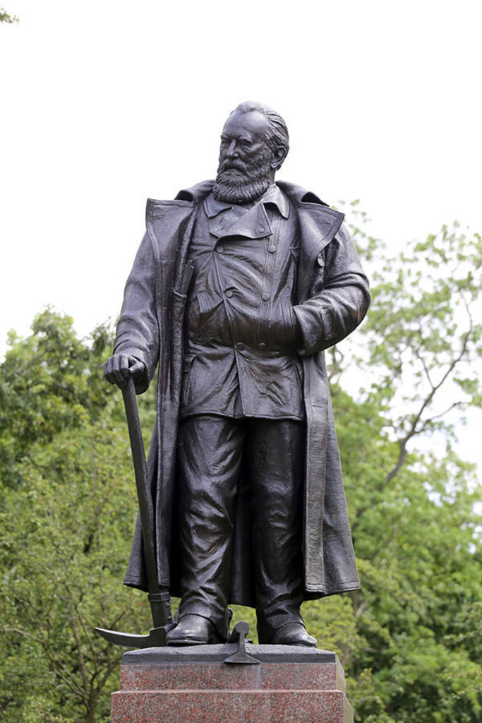 Foto: Leipzig - Karl Heine Denkmal | Das Team hinter BILDLEXIKON LEIPZIG bündelt historische wie aktuelle Informationen über die Stadt Leipzig in Text und Bild auf einer Plattform und stellt diese der interessierten Öffentlichkeit zur Verfügung.
