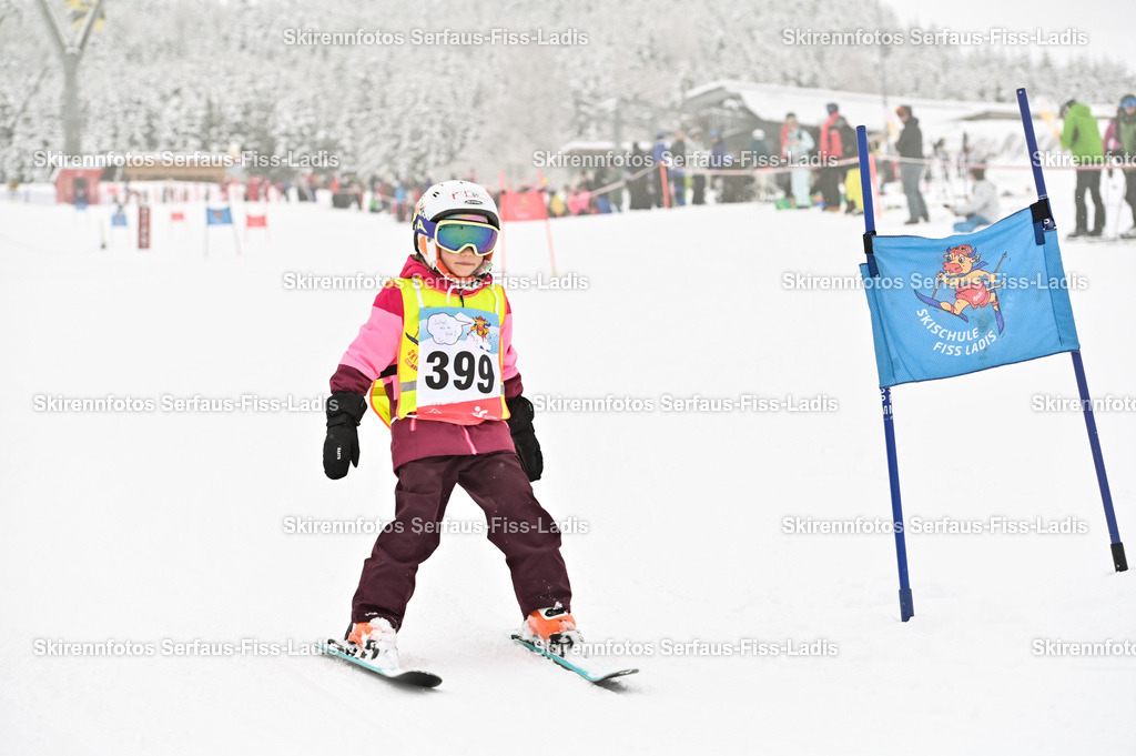 SRF_20.02.2026_0159 | Skirennfotos,Serfaus,Fiss,Ladis,Kinderskirennen,Winter,Tirol,Oberland,skirace,SFL,feelfree,weil wir's genießen,ski,Ski,skifahren,Sonnenplateau, - Realisiert mit Pictrs.com