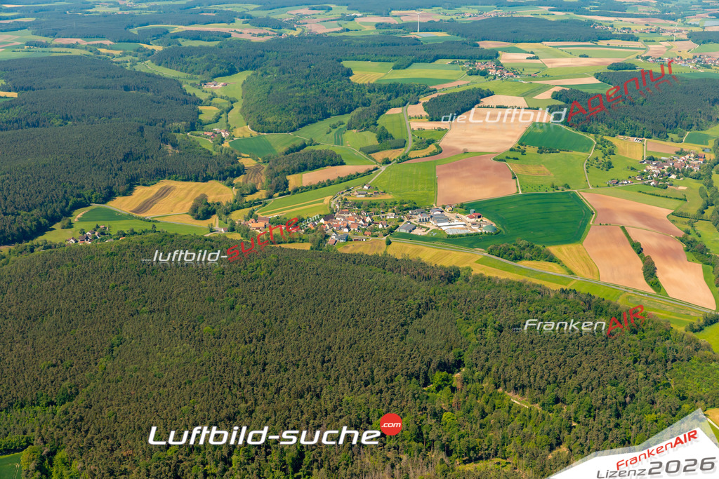 Das Luftbild zeigt : Neuschauerberg Emskirchen - Die Luftaufnahme wurde 2024 vom UL-Flugzeug aus erstellt ( keine Drohne ) - Hochauflösende Luftaufnahme - Für grossformatige Ausdrucke geeignet. Die Geschenkidee !Mit Lizenz und Bildrechte bestellbar