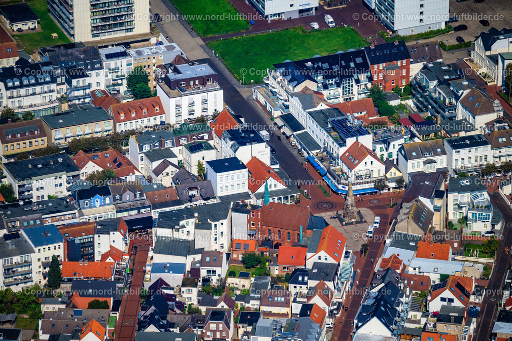 Norderney_Hotel_am_Denkmal_ELS_5749050924 | NORDERNEY 05.09.2024 Sehenswürdigkeit und Tourismus- Attraktion des Geschichts-Das Kaiser Wilhelm Denkmal in der Fußgängerzone in der Knyphauserstraße auf der Insel Norderney im Bundesland Niedersachsen, Deutschland. // Sight and tourism attraction of history - The Kaiser Wilhelm monument in the pedestrian zone in Knyphauserstrasse on the island of Norderney in the state of Lower Saxony, Germany. Foto: Martin Elsen