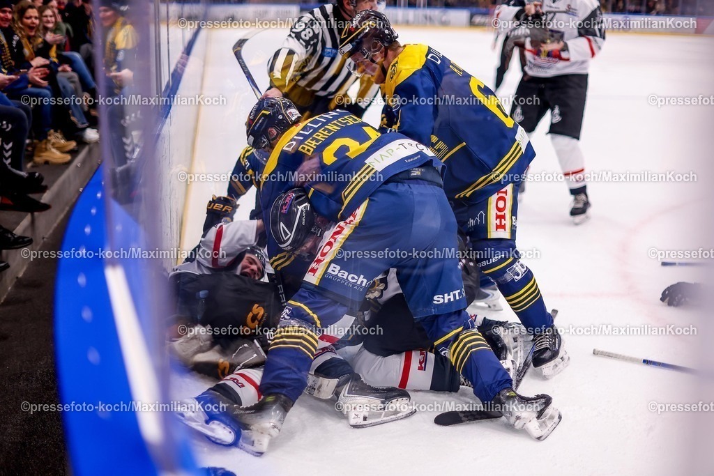 BFX27012600006 | 27.01.2026, Eishockey, Metal Ligaen Denmark, Herning Blue Fox - Frederikshavn White Hawks, KVIK Hockey Arena in Herning, Dänemark: a parallel film shoot for a Danish feature film scheduled for release in 2027 with players of the fictional team Aarhus Guardians.