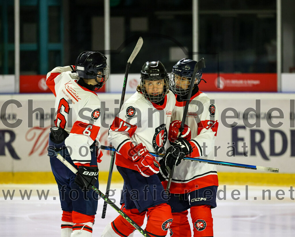 2022-12-04_011_TSV_Erding_gegen_EHC_Klostersee | Erding, Deutschland, 04.12.2022:
Eishockey, Bayernliga U17 2022 / 2023, 11. Spieltag, TSV Erding gegen EHC Klostersee, Endergebnis: 3:5

Kilian Jöbstl (EHC Klostersee, #6), Melvyn Hermann (EHC Klostersee, #17), Patrick Kerndl (EHC Klostersee, #21)

Foto: Christian Riedel / fotografie-riedel.net