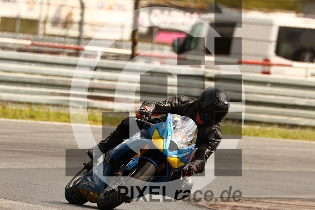 0100-20250715_12849 | Schöne Erinnerungen an spannende Momente - das festzuhalten ist unser Job. PIXELrace.de ist seit 2003 auf den Rennstrecken Europas unterwegs um die Action draußen beim Fahren und die wunderbare Stimmung imm Fahrerlager für euch einzufangen.