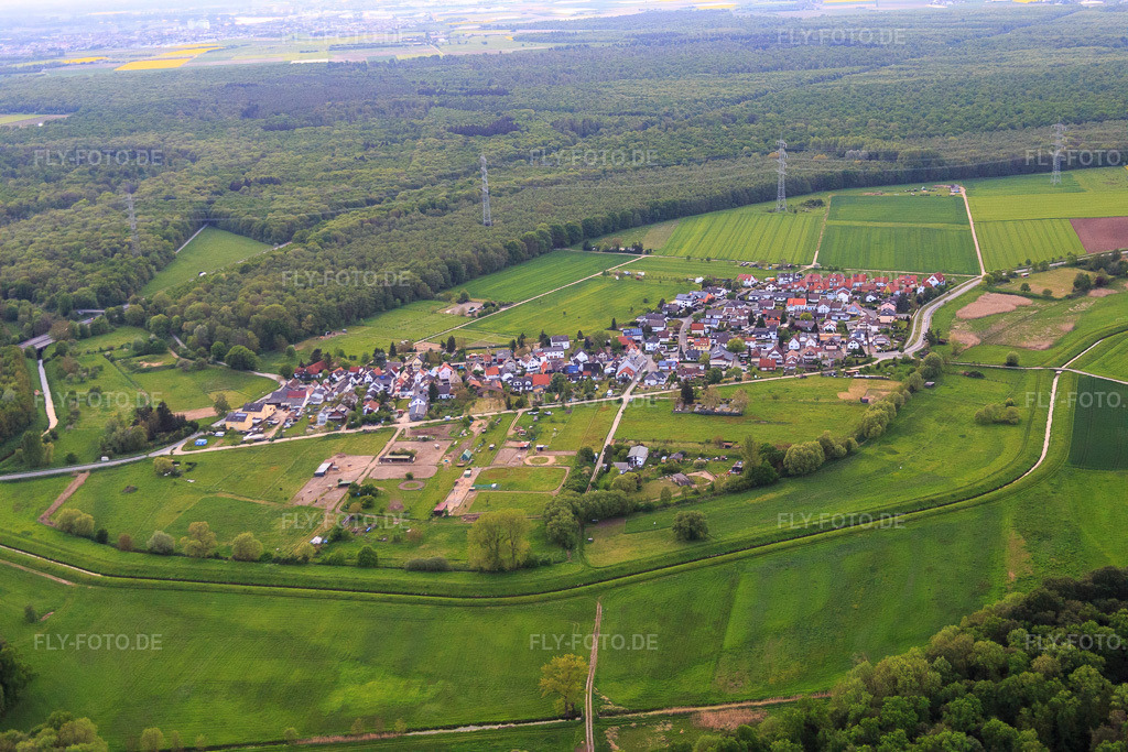 Luftbild: Ortsansicht am Waldrand aus Süden im Ortsteil Langwaden in Bensheim im Bundesland Hessen in Deutschland. Foto: IMG_088382.jpg vom 09.05.2016 durch Werner Riehm/FLY-FOTO.de