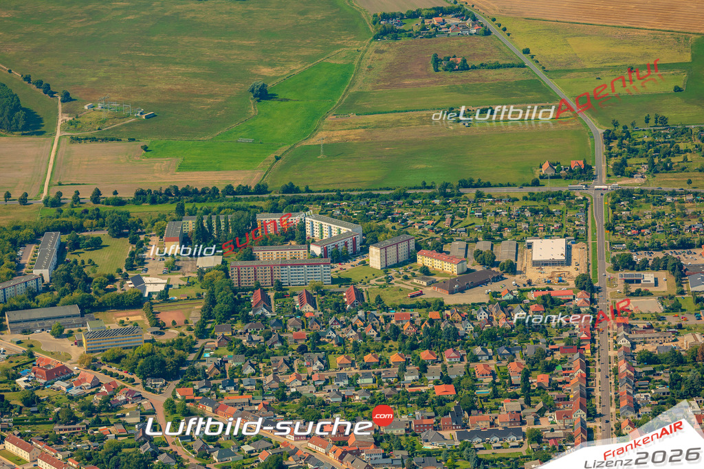 Fröbelstraße Osterburg Bild- Das Luftbild wurde 2025 vom UL-Flugzeug heraus erstellt ( keine Drohne bzw. Drohnenaufnahme ) - Hochauflösende Luftaufnahme -Nicht vergleichbar mit Google Maps oder Satelittenbilder- Die Geschenkidee !Mit Lizenz und Bildrechte bestellbar - CC