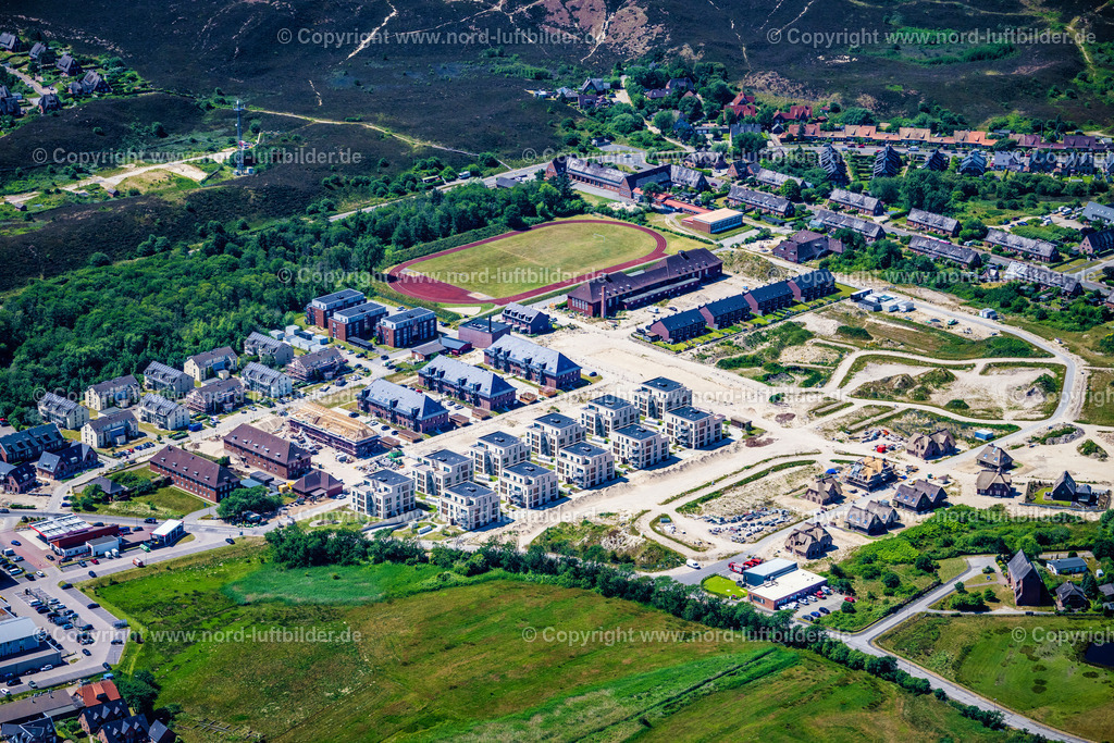 Sylt_List_Ehemals_Kaserne_Neubaugebiet_ELS_1311210625 | LIST AUF SYLT 21.06.2025 Baustelle zur Sanierung und zum Umbau des Gebäudekomplex der ehemaligen Kaserne zu einer Mehrfamilienhauswohnanlage " Dünenpark List auf Sylt " an der Straße Querdünenpfad in List auf Sylt im Bundesland Schleswig-Holstein, Deutschland. Weiterführende Informationen bei: BIG BAU Investitionsgesellschaft mbH,  DSK - BIG Deutsche Stadt- und Grundstücksentwicklungsgesellschaft mbH & Co. KG,  DSK Deutsche Stadt- und Grundstücksentwicklungsgesellschaft mbH & CO. KG. // Construction site for the renovation and conversion of the former barracks building complex into an apartment building complex" Duenenpark List auf Sylt " on street Querduenenpfad in List auf Sylt in the state Schleswig-Holstein, Germany. Further information at: BIG BAU Investitionsgesellschaft mbH,  DSK - BIG Deutsche Stadt- und Grundstuecksentwicklungsgesellschaft mbH & Co. KG,  DSK Deutsche Stadt- und Grundstuecksentwicklungsgesellschaft mbH & CO. KG. Foto: Martin Elsen