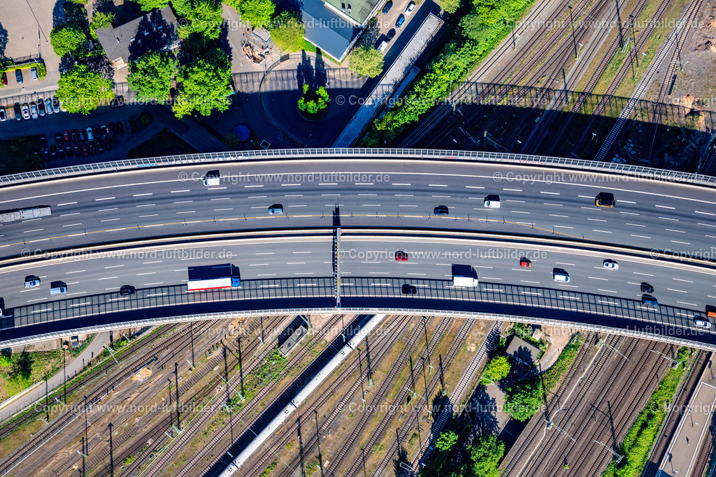 Hamburg_Stellingen_A7_Brücke_Eisenbahngleise_ELS_3486090525 | HAMBURG 09.05.2025 Autobahnquerung der BAB " A7 " über die Bahngleise in Stellingen in Hamburg, Deutschland. // Motorway crossing of the BAB " A7 " over the railway tracks in Stellingen in Hamburg, Germany. Foto: Martin Elsen