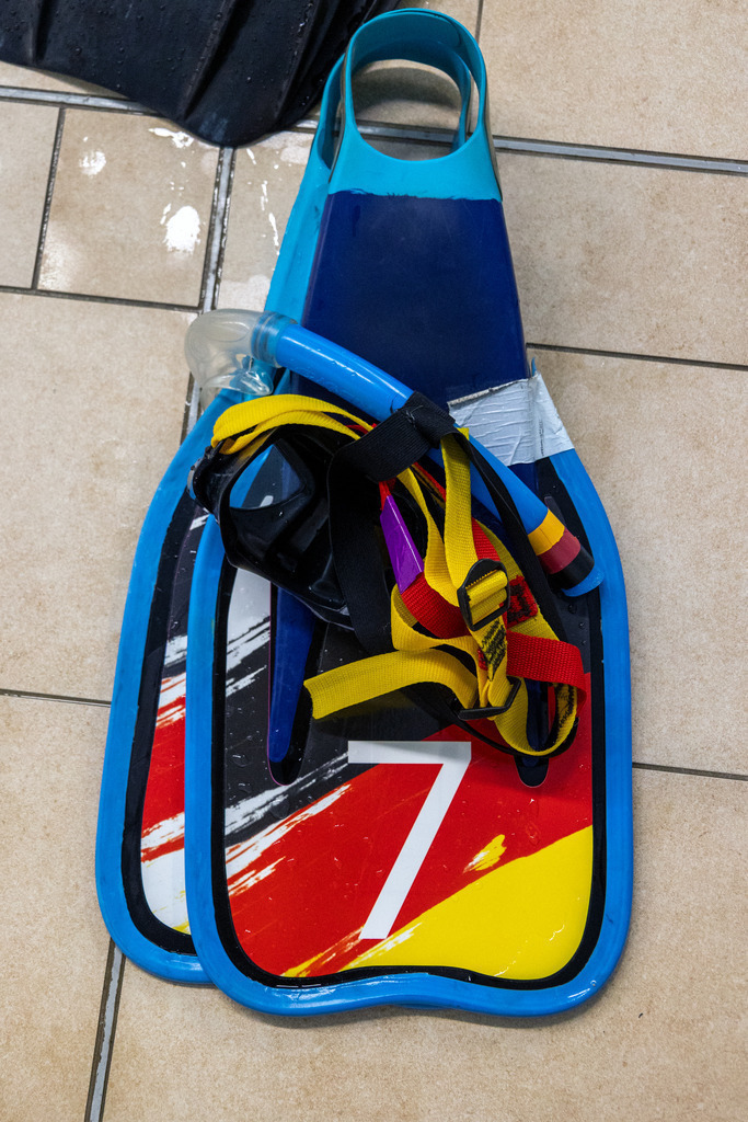 1. Bundesliga Süd in Bamberg am 16.10.2022 | Standard-Ausrüstung eines Unterwasserrugby-Spielers. Flossen, Maske und Schnorchel.  - Realisiert mit Pictrs.com