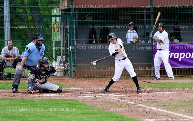 20230514-_PH67500-baseball-buli2-darmstadt-neuenburg-HEN-FOTO | 14.05.2023 Baseball DBV 2. Bundesliga Süd West Darmstadt Whippets - Neuenburg Atomics Doppelspieltg v. li. Josh Widmann (2 Neuenburg) Batter Schlagmann Carlo Roß (66 Darmstadt) (Foto: Peter Henrich) - Realisiert mit Pictrs.com
