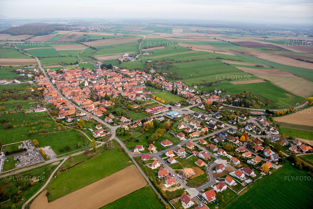 Luftbild: landwirtschaftlichen Feldern und Nutzflächen in Uhrwiller im Bundesland Bas-Rhin in Frankreich. Foto: IMG_084825.jpg vom 24.10.2015 durch Werner Riehm/FLY-FOTO.de