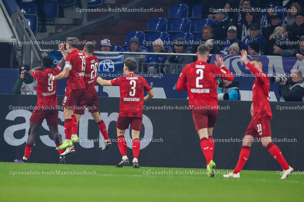 Schalke29112401033 | 29.11.2024, Fußball, FC Schalke 04 - 1. FC Kaiserslautern, 2. Fußball Bundesliga, Veltins-Arena Gelsenkirchen, Saison 2024 2025: Torjubel zum 1:0 durch Ragnar Ache (FCK #9)DFB regulations prohibit any use of photographs as image sequences and or quasi-video.