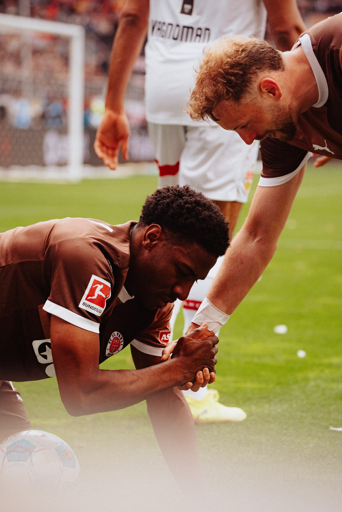 FCS07821 | Der offizielle Shop für FC St. Pauli Fotos. Wähle aus Spielszenen & Fanmomenten dein FCSP Wunschformat. Wir liefern Millerntor-Atmosphäre.
