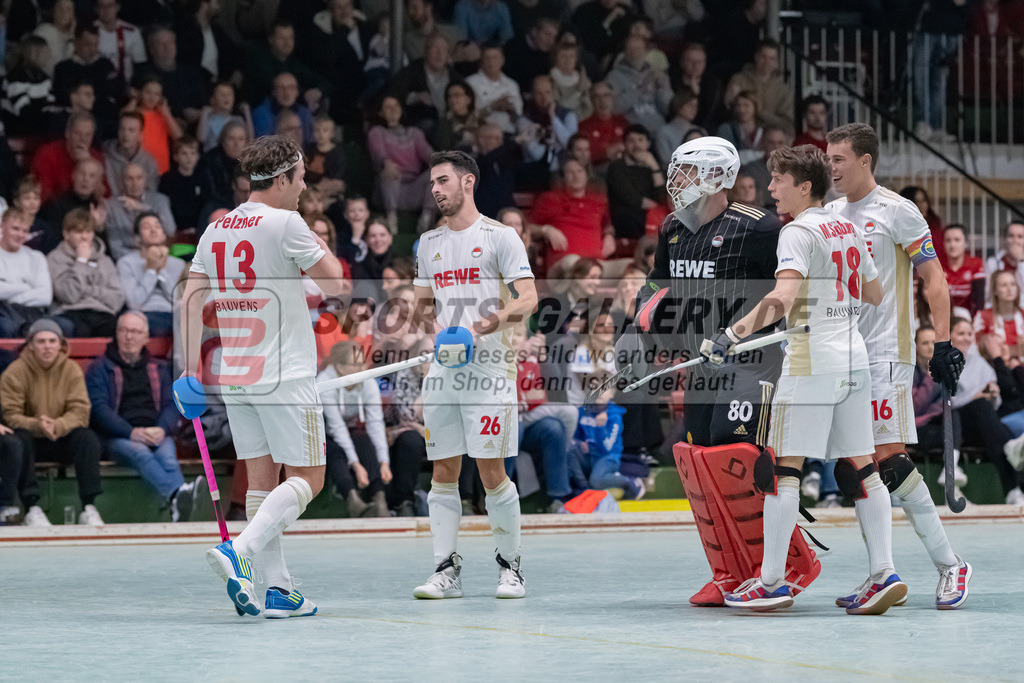 HK_20230128_103682 | 1. Bundesliga 1/4 Finale ( Herren ) Rot-Weiss Köln - Club an der Alster am 28.1.2023 Rot-Weiss Köln  , Köln , Florian Pelzner ( Rot-Weiss Köln #13 ) , Elian Mazkour ( Rot-Weiss Köln #26 ) , Lennard Leist ( Torwart Rot-Weiss Köln #80 ) , Maximilian Siegburg ( Rot-Weiss Köln #18 ) , Antheus Barry ( Rot-Weiss Köln #16 )