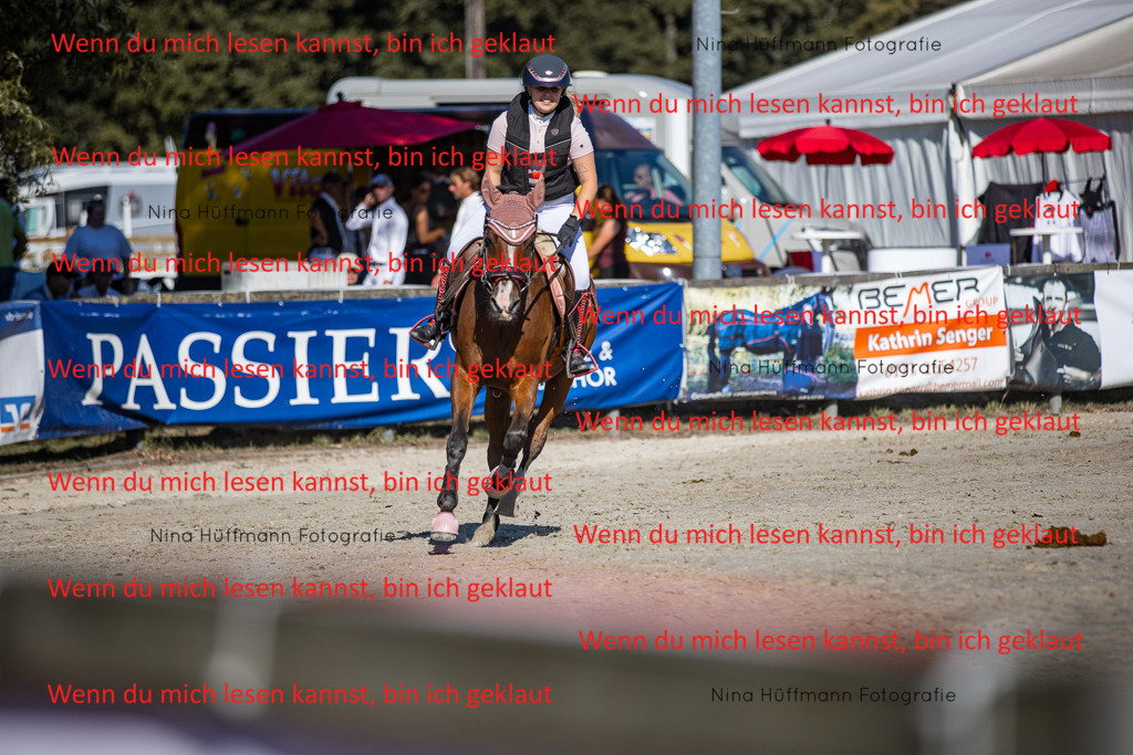 BK1A8099 | Turnierbilder Turnierfotos Nina Hüffmann Turnierfotografie Pferdefotografie Tierzeichnung Haustierzeichnung Pferdezeichnung Hundezeichnung Videograf  - Realisiert mit Pictrs.com