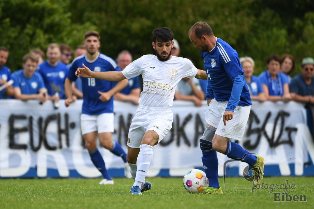 1. FC Nordenham-SV GOTANO | Kreispokal Finale Jade-Weser-Hunte 1. Mannschaften; 1.FC Nordenham (weiß)-SV GOTANO (blau) am 15.06.2025 in Rastede (Sportanlage Köttersweg), Photo: Philip Eiben 2025 - Realisiert mit Pictrs.com