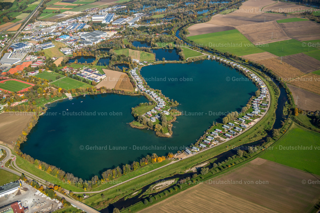 3704915 | ERBACH 16.10.2017 Uferbereiche am Seegebiet des Erbacher Baggersee mit der Landzunge und der Straße Inselweg in Erbach im Bundesland Baden-Württemberg, Deutschland. // Riparian areas on the lake area of Erbacher Baggersee with of Landzunge and the Strasse Inselweg in Erbach in the state Baden-Wuerttemberg, Germany. Foto: Gerhard Launer