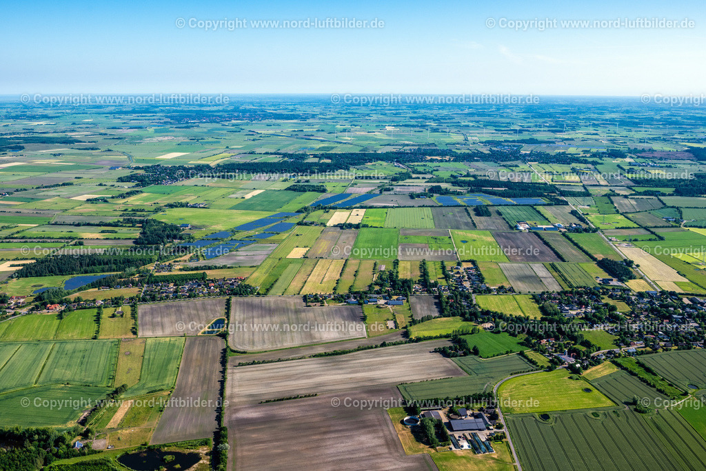 Uphusum_Solar_Power_Stadion_I_Und_Ii_ELS_7861100623 | HUMPTRUP 10.06.2023 Paneel- Reihen eines Solarkraftwerkes und Photovoltaik- Anlage auf einem " Solar Power Station " Feld in Humptrup im Bundesland Schleswig-Holstein, Deutschland. // Rows of panels of a solar power plant and photovoltaic system on a " Solar Power Station " field in Humptrup in the state Schleswig-Holstein, Germany. Foto: Martin Elsen