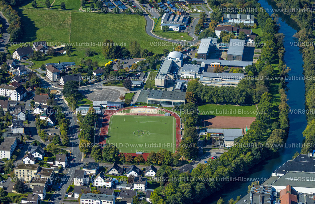 Plettenberg230908259 | Luftbild, Lennestadion des TuS Plettenberg, Fußballplatz und Leichtathletikstadion, städtisches Albert-Schweitzer Gymnasium und Gechwister-Scholl-Realschule, Holthausen, Plettenberg, Sauerland, Nordrhein-Westfalen, Deutschland