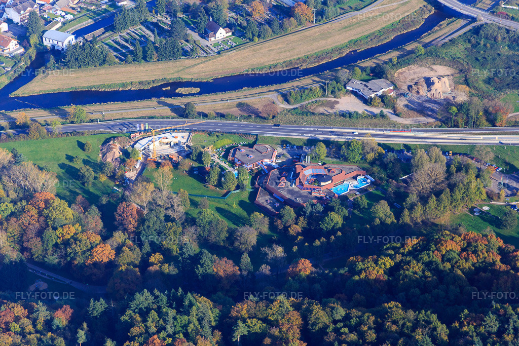 Luftbild: Rotherma Thermalbad und Saunapark an der Murg und der B462 in Gaggenau im Bundesland Baden-Württemberg in Deutschland. Foto: IMG_075313.jpg vom 26.10.2014 durch Werner Riehm/FLY-FOTO.deRotherma