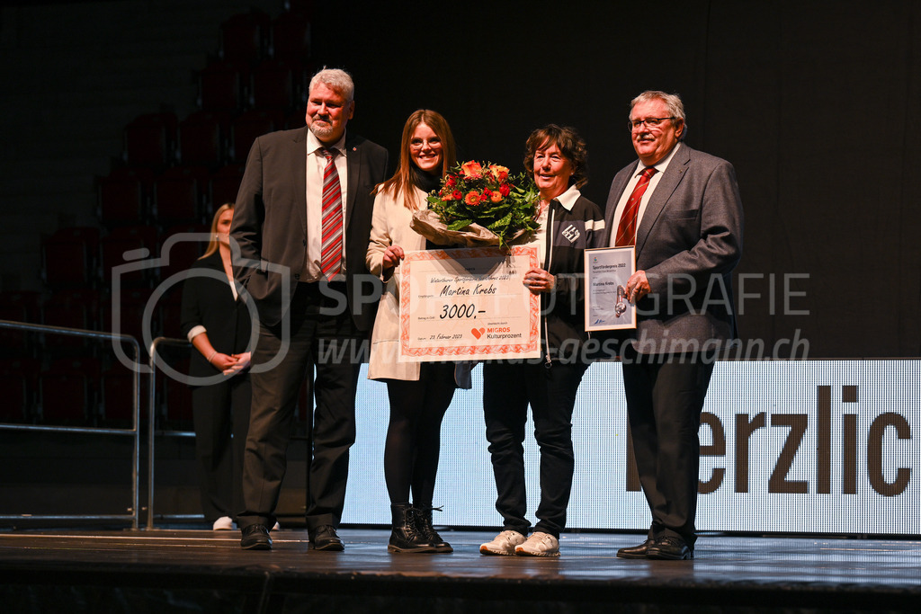 Winterthurer Sportehrung - 23. Februar 2023 | Winterthurer Sportehrung
AXA Arena, Winterthur
Stadtpräsident Mike Künzle, Rahel Bachmann (Migros Kulturprozent), Sportförderin des Jahres Martina Krebs und Panathlon-Präsident Marcel Ochsner.
Bild: Sportfotografie Markus Aeschimann | www.markus-aeschimann.ch - Realisiert mit Pictrs.com