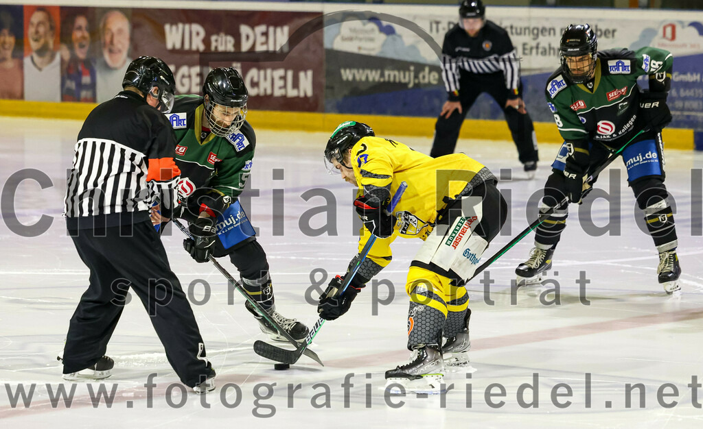 2022-11-20_090_TSV_Erding_gegen_ERSC_Amberg | Erding, Deutschland, 20.11.2022:
Eishockey, Bayernliga 2022 / 2023, 15. Spieltag, TSV Erding gegen ERSC Amberg, Endergebnis: 5:1

Florian Zimmermann (Erding Gladiators, #5), Brett Mennear (ERSC Amberg, #22)

Foto: Christian Riedel / fotografie-riedel.net