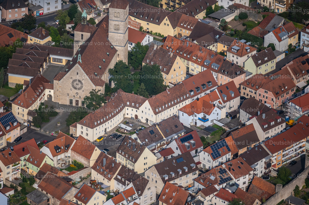 4047825 | WüRZBURG 21.08.2021 Kirchengebäude der St. Laurentius Kirche an der Fuchsgasse im Altstadt- Zentrum der Innenstadt im Ortsteil Heidingsfeld in Würzburg im Bundesland Bayern, Deutschland. Weiterführende Informationen bei: Pfarrei St. Laurentius Würzburg (Heidingsfeld). // Church building in of St. Laurentius Kirche on Fuchsgasse Old Town- center of downtown in the district Heidingsfeld in Wuerzburg in the state Bavaria, Germany. Further information at: Pfarrei St. Laurentius Wuerzburg (Heidingsfeld). Foto: Gerhard Launer