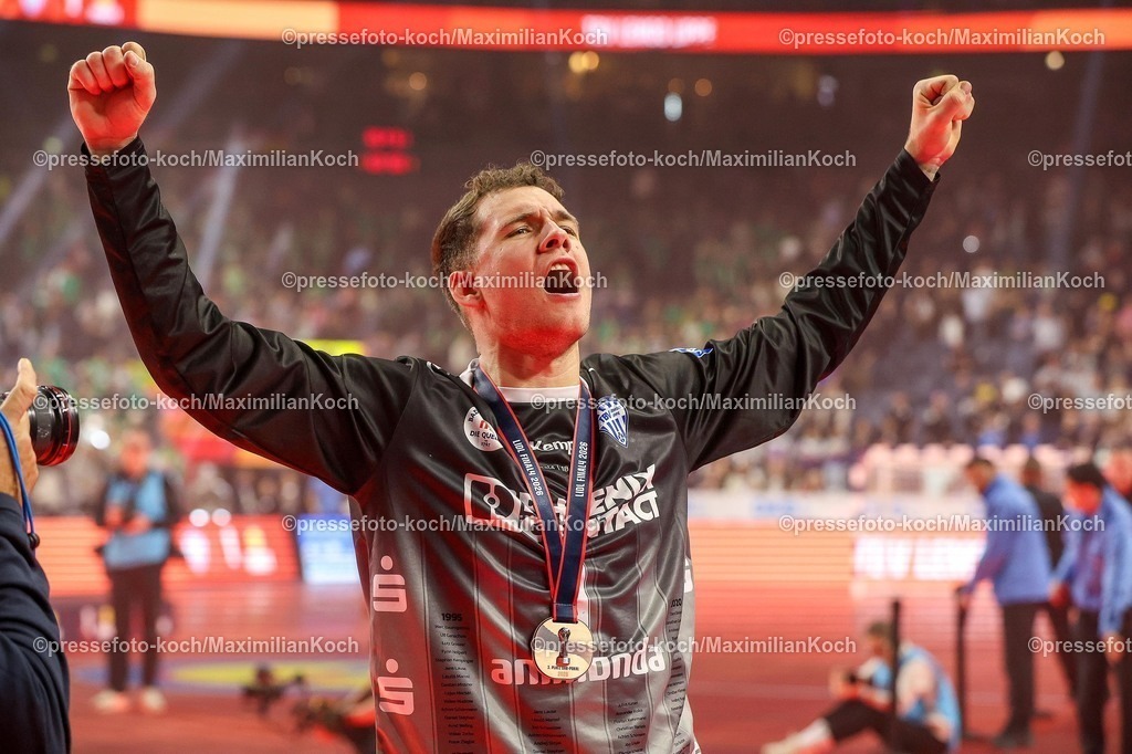 xSSCx19042601052 | 19.04.2026, xsscx, Handball, DHB-Pokal Lidl Final4, Spiel um Platz 3, TBV Lemgo-Lippe - SC Magdeburg, Saison 2025 / 2026 Herren, Lanxess Arena, Köln: Die Mannschaft des TBV Lemgo-Lippe feiert den Sieg um Platz 3 im DHB-Pokal mit den Fans angeführt von Constantin Möstl (TBV Lemgo Lippe #01) Photo: xSandraxScherningxPressefotoKochx