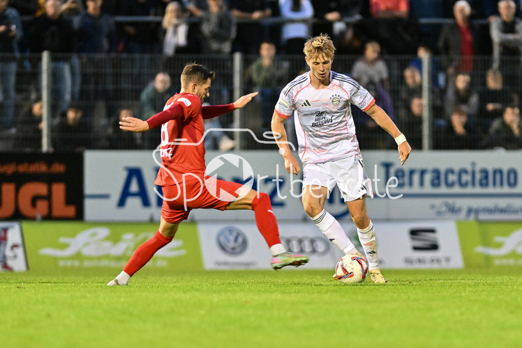 FC Memmingen - FC Bayern Amateure | im Duell  Fabian LUTZ (FC Memmingen 8) und Anton HEINZ (FC Bayern Muenchen II 9) / Zweikampf / Regionalliga Bayern: FC Memmingen - FC Bayern München II; Arena Memmigen am 29.08.2025