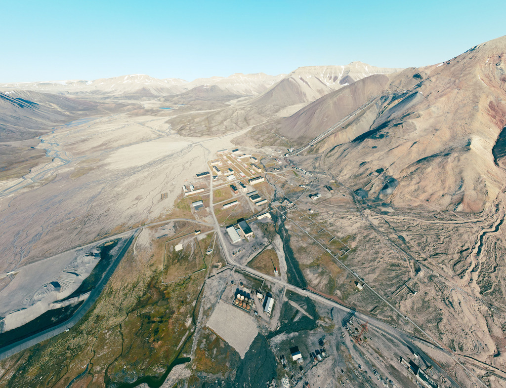 Pyramiden-auf-Spitzbergen-aus-der-Luft 24 - URBANISTER | default - Realisiert mit Pictrs.com