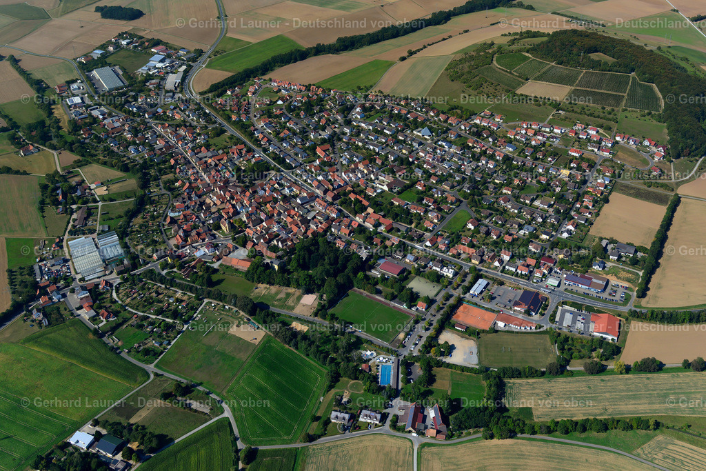 3650639 | UETTINGEN 13.09.2016 Ortsansicht am Rande von landwirtschaftlichen Feldern und Nutzflächen  in Uettingen im Bundesland Bayern, Deutschland // Village view on the edge of agricultural fields and land  in Uettingen in the state Bavaria, Germany Foto: Gerhard Launer