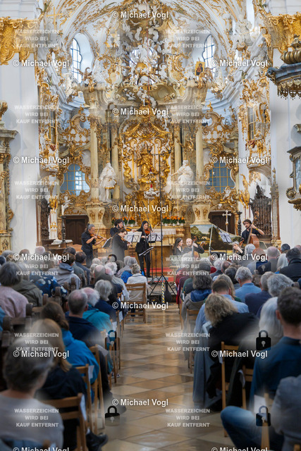 TAM25_K.10__Michael-Vogl_032_6143 | Tage Alter Musik Regensburg K.10 Basilika Unserer Lieben Frau zur Alten Kapelle The Beggar’s Ensemble (Frankreich) Elite de bons mots Meister des französischen Barocks Rameau – Royer – Boismortier – Leclair Augustin Lusson Solovioline, Leitung Foto: Michael Vogl