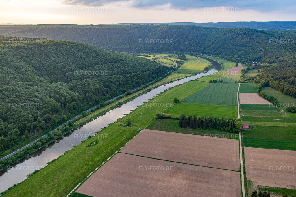 Luftbild: Verlauf der Weser zwischen Hessen und Niedersachsen im Ortsteil Wahmbeck in Bodenfelde im Bundesland Niedersachsen in Deutschland. Foto: IMG_079570.jpg vom 24.05.2015 durch Werner Riehm/FLY-FOTO.de