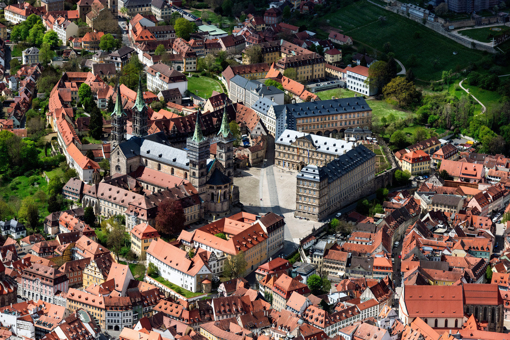 dr__0095709.jpg | BAMBERG 28.04.2022 Kirchengebäude des Domes Bamberger Dom am Domplatz in der Altstadt in Bamberg im Bundesland Bayern, Deutschland. // Church building of the cathedral Bamberger Dom on Domplatz in the old town in Bamberg in the state Bavaria, Germany. Foto: Daniel Reiter