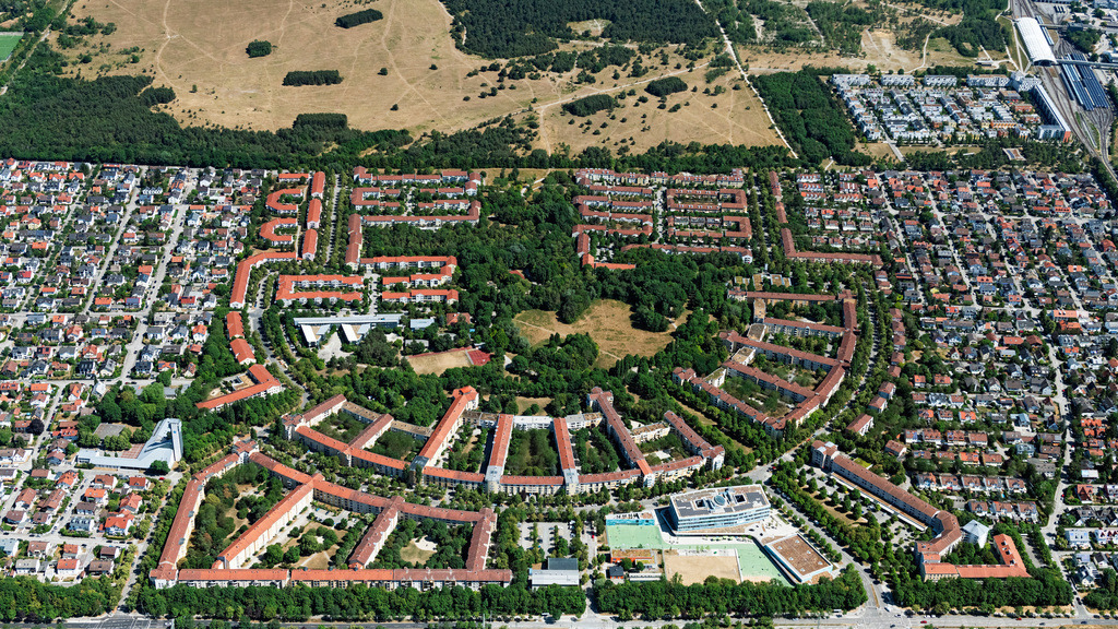 dr__0202353.jpg | MüNCHEN 29.06.2023 Wohngebiet der Mehrfamilienhaussiedlung am Carl-Orff-Bogen in München Freimann im Bundesland Bayern, Deutschland. // Residential area of the multi-family house settlement Carl-Orff-Bogen in Munich in the state Bavaria, Germany. Foto: Daniel Reiter