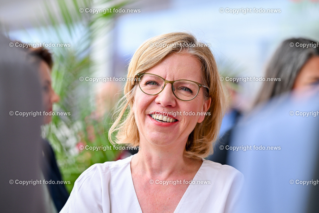 Festakt_ OeBB Gleisausbau_ Baustart_ 01.07.2024-33 | 01.07.2024, Hoersching, AUT, Festakt OeBB-anlaesslich des 4-gleisigen Ausbau des Abschnitt Linz - Marchtrenk, im Bild BMin Leonore Gewessler (Die Gruenen, Klimaschutz, Umwelt, Energie, Mobilitaet, Innovation und Technologie)