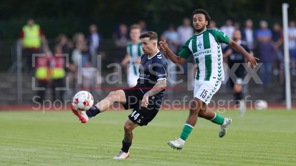 Fussball, Regionalliga Nord, SV Werder Bremen II - VfB Oldenburg | v.li.: Nico Knygstock (VfB Oldenburg, 44) und Mario Mbassi (SV Werder Bremen II, 15) im Zweikampf, Duell, Dynamik, Aktion, Action, Spielszene