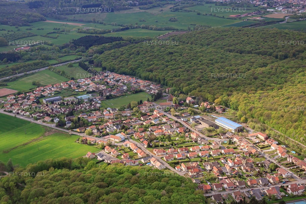Vue aérienne: Vue de la ville depuis le sud-est à Entrange dans le département Moselle, France – .Photo: IMG_39696.jpg prise le 16/04/2011 par Werner Riehm/FLY-FOTO.eu – Résolution de l'original: 4752 x 3168 px