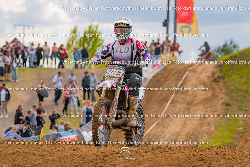 20260517_Templin-7654 | Sportfotografin aus Berlin-Brandenburg mit Fokus auf Motocross. Ich halte deine sportliche Leistung und echte Emotionen auf und neben der Strecke professionell fest. Entdecke die Fotos von deinem Rennen und bestelle sie direkt hier im Shop.