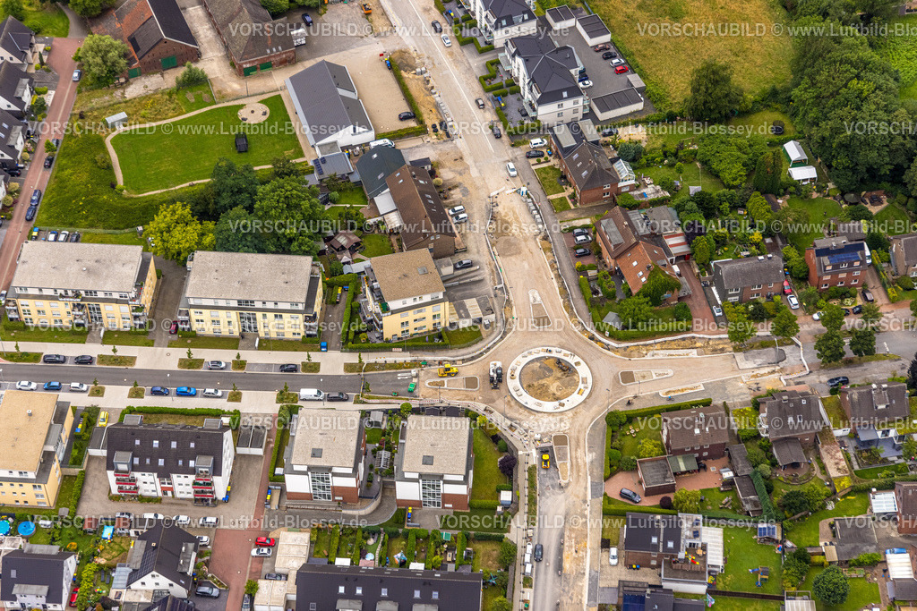 Bottrop240701636Kirchhellen | Luftbild, Großbaustelle Hackfurthstraße und neuer Kreisverkehr am Kirchhellener RIng, Kirchhellen, Bottrop, Ruhrgebiet, Nordrhein-Westfalen, Deutschland